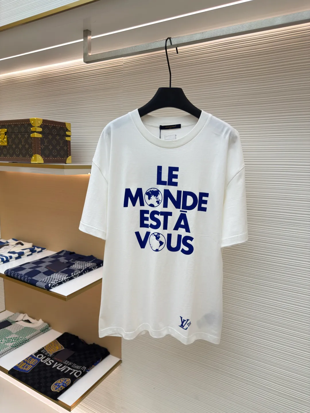 LOUIS VUITTON flocked letter printed T-shirt ●Authentic product: purchased and developed for 7400 ●Item number: 1680273-A05 ●Fabric: flocked fabric ●Technology: Printing production ●Version: fitted version ●Weight: about 240 grams ●Size: XS-S-M-L ●Description: The fabric is made of 40s double-ply long-staple cotton plain weave. The fabric surface is treated with dust-free wool wadding. The finished fabric is passed through a mercerizing machine to increase the gloss of the fabric. It is matched with 32s double-ply cotton cover silk cylindrical open rib, and the front panel is made of Made of nylon velvet material, the pattern is laser-engraved and cut by scanning the Y-pattern pattern, and it is integrated with an electric hydraulic thermostatic machine for pressing. The back is equipped with a white silk material yarn-dyed square mark, and the inner wash mark is equipped with the new 2025 square woven mark. The overall wiring is straight and delicate, the fabric is comfortable and soft, and the color is consistent without color difference. It can be matched with the same style to create a fashionable look and control various occasions. Customized accessories, complete with three standards, same style for men and women!